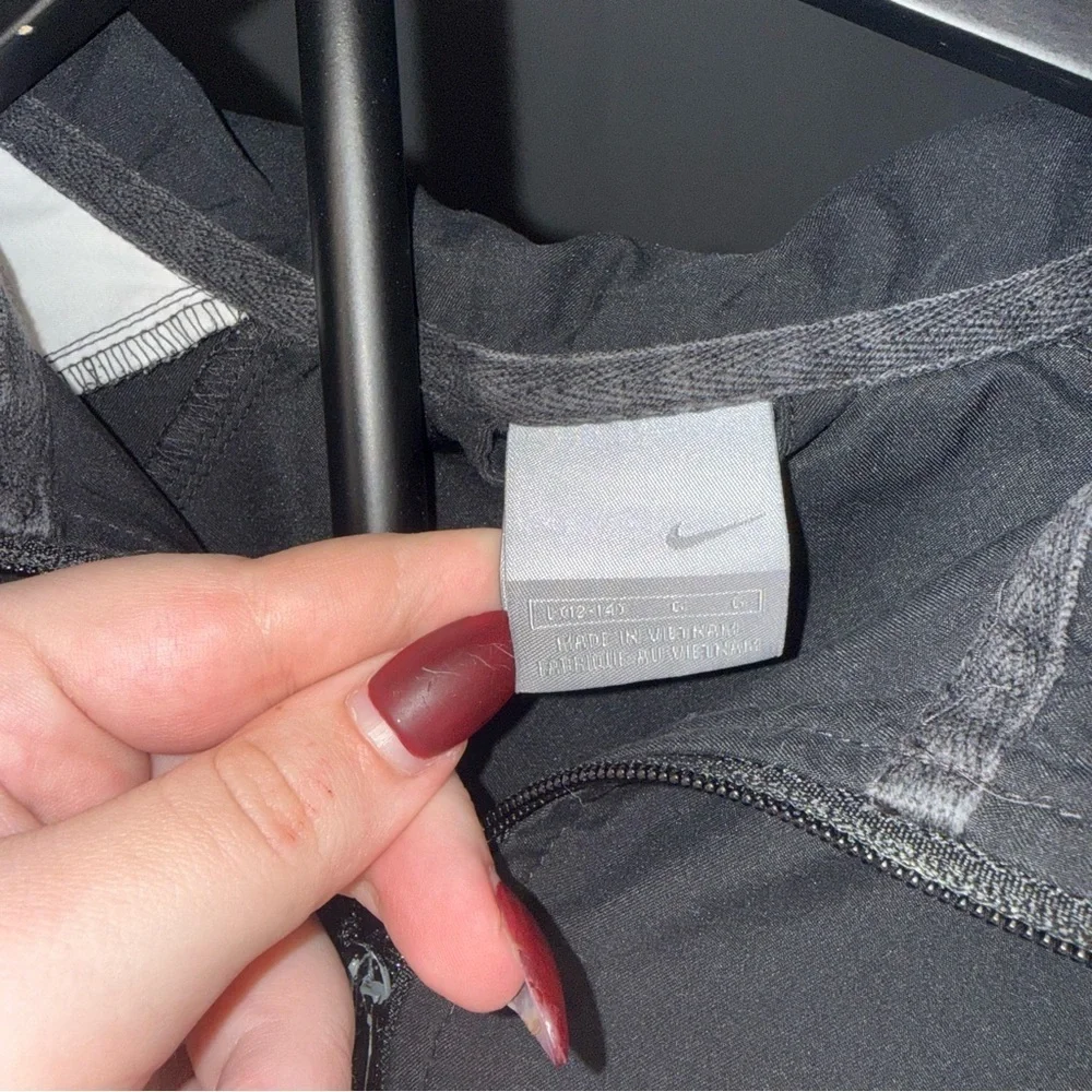 Nike Women’s Black Zip-Up Jacket with White Stripe – Size Large GUC (See Defect)